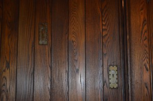 Close up of this side of the door pulls.  Not sure why there is one placed higher in the middle?